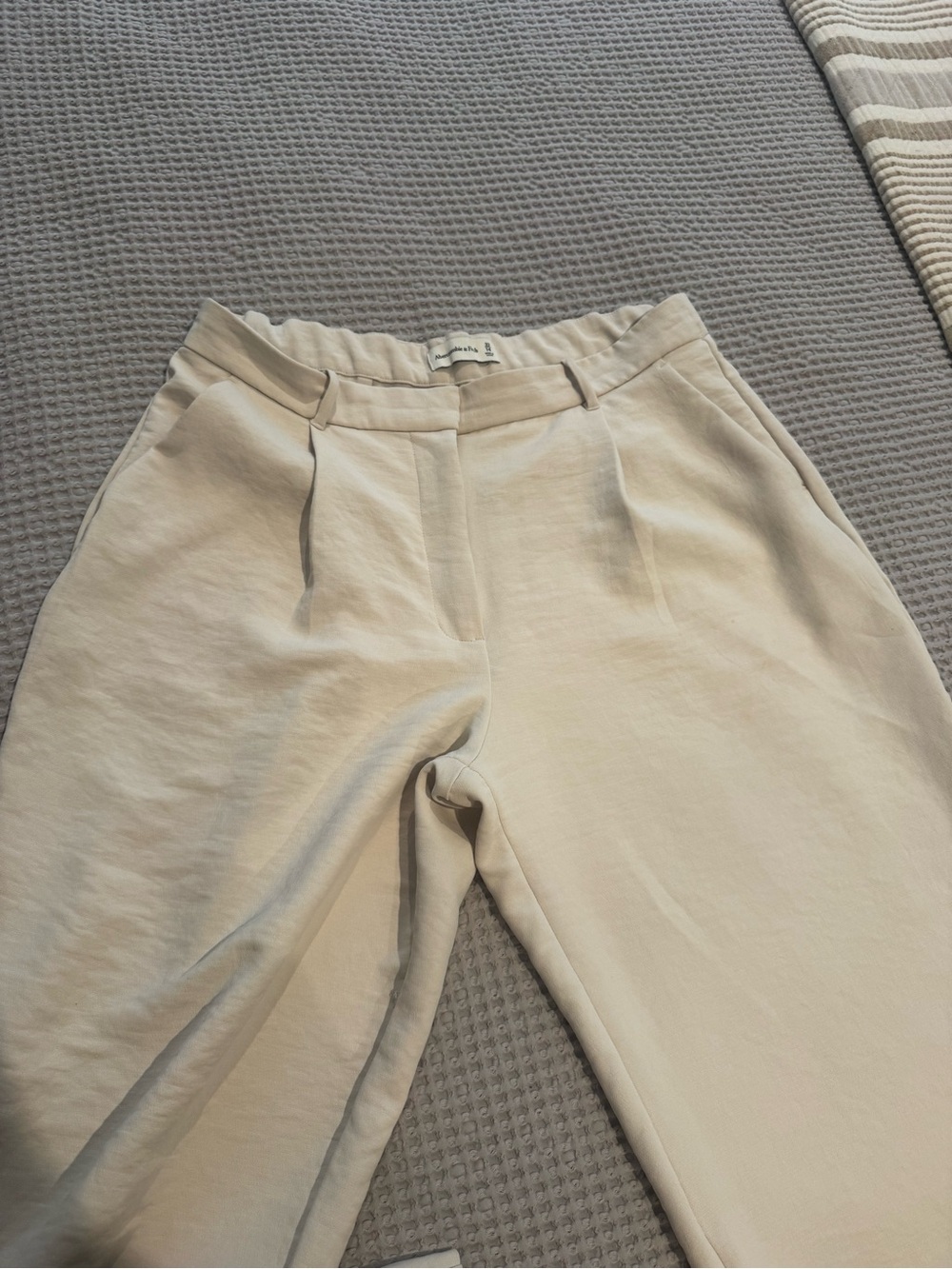 Abercrombie crepe wide leg pleated trouser